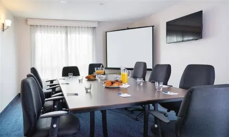 Best Western Hotel Brossard Отели рядом с достопримечательностью «Pi-o Centre d'Amusement»