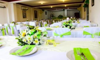 Seven Stars Hotel - Housity
