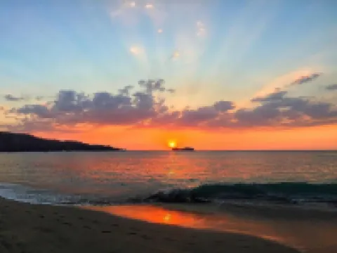 คอนโด 2 ห้องนอนสีสันสดใสและเป็นส่วนตัว เดินไม่กี่ก้าวจากชายหาด