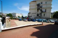 OYO Devonshire Park Hotel - parking
