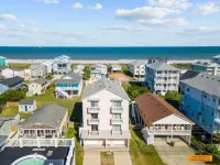 Almost Heaven 4 Bedroom Home by RedAwning - Pet friendly