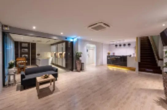 เดอะ เครสต์ โฮเทล