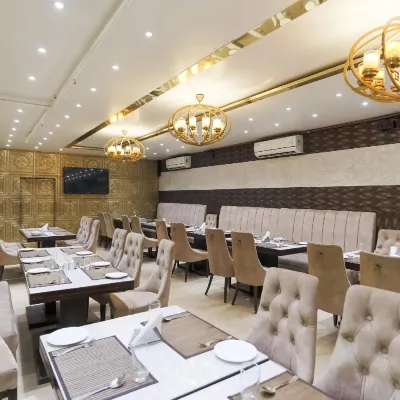 Hotel Adora 鄰近萨迈普尔巴德利的酒店