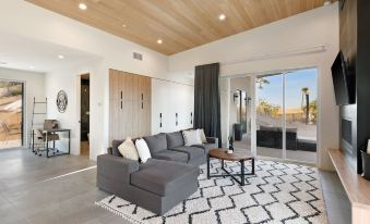 Desert Ridge - Hot Tub, Fire Pit, BBQ, Out Door Shower & Incredi 2 Bedroom Home by RedAwning