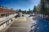 Motel 6 Mammoth Lakes, CA - parkir