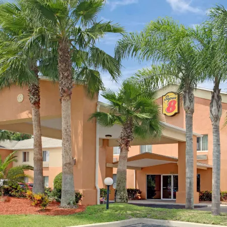 Super 8 by Wyndham Daytona Beach Отели рядом с достопримечательностью «Торговый центр Destination Daytona»