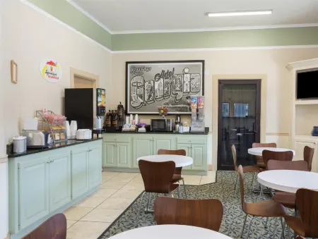 Super 8 by Wyndham Adel GA I-75