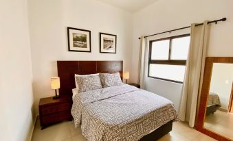 Beautifully Renovated Private 1 Bedroom Guesthouse - Walk to Everything.