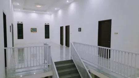Bukit Cemara View Guest House Отели рядом с достопримечательностью «Coban Rondo Waterfall»