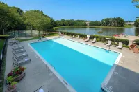 DoubleTree Suites by Hilton Raleigh - Durham - Pools