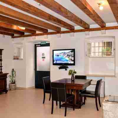 Celenga Apartments with Free Offsite Parking Dining/Meeting Rooms