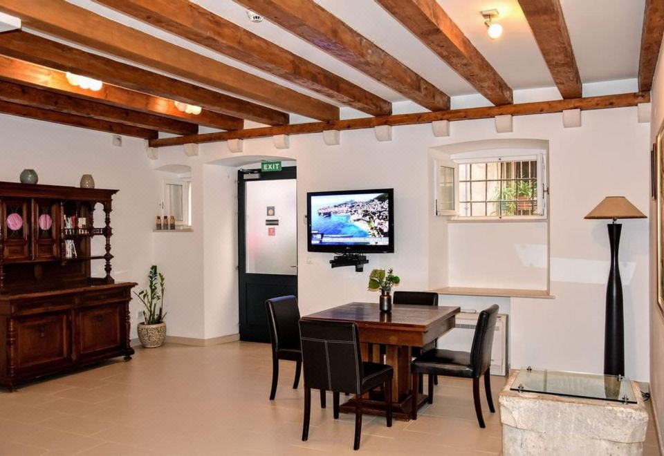 셀렌가 아파트먼트 외관 및 주변 거리