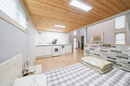 Jeju Hoomini Pension Отели рядом с достопримечательностью «Dolgeobugi Suseok Bakmulkwan»