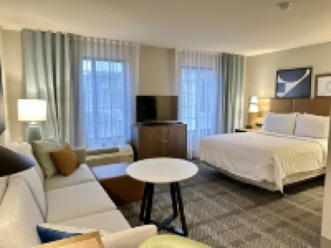 Staybridge Suites Milwaukee West-Oconomowoc by IHG オコノモウォックのホテル