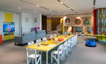 TH8 Palm Vignette Collection, Beach Resort