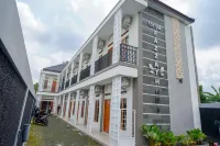 RedDoorz Syariah near RS Hermina Yogyakarta Hotels in Depok