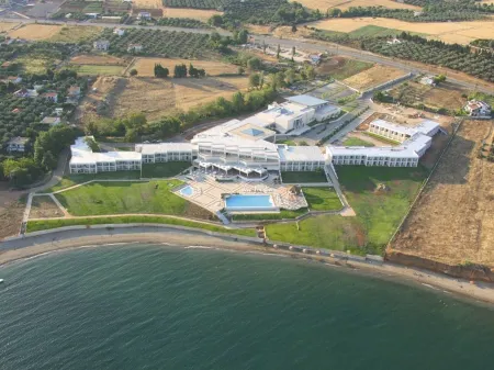 Ramada Plaza by Wyndham Thraki