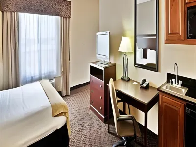 Route 66 Inn & Suites Hotels near GAR Cemetery