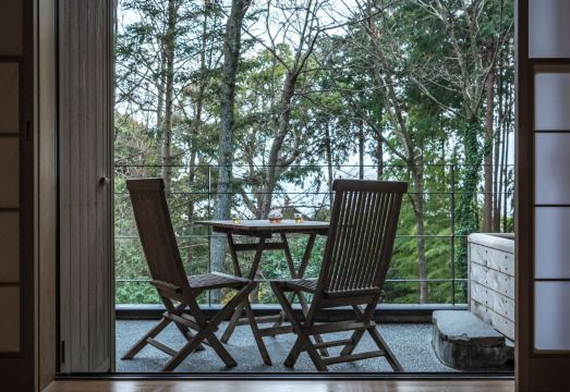 이즈코겐 온센 하나 노 구모의 아름다운 일본식 정원 이미지