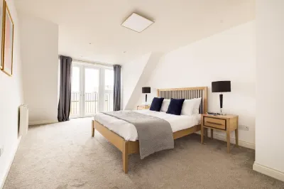 Charles Hope Staines Centre Hotel di 