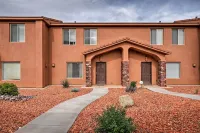 Kanab Condo w/ Pool & Patio, 30 Mi to Zion NP - Kitchens