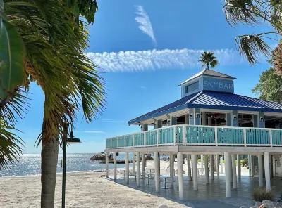 Skybeach Hotel and Marina Hotel berhampiran Egmont Key State Park