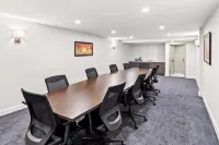 Best Western Plus Montreal East - Pools