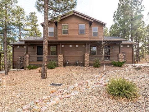 Scenic Golf Retreat With Modern Comforts & Fireplace 4 Bedroom Townhouse