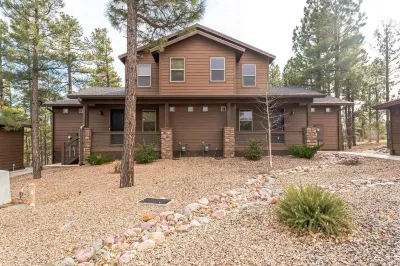 Scenic Golf Retreat With Modern Comforts & Fireplace 4 Bedroom Townhouse Hotel a Show Low