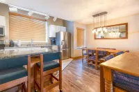 Seven Springs 2Br+Loft Premium Condo, Sleeps 11 by RedAwning - Apartments