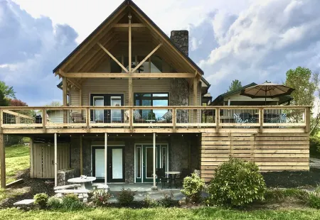 Waterfront Home, Covered Dock, Loop Driveway, Ramp Across Cove, 3 Minute Drive