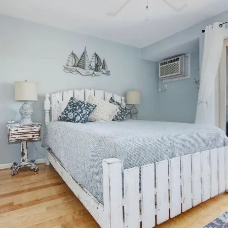 Beach Block! Beautifully furnished 1 bed/1 bath steps to the sand