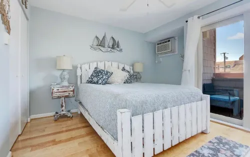 Beach Block! Beautifully furnished 1 bed/1 bath steps to the sand
