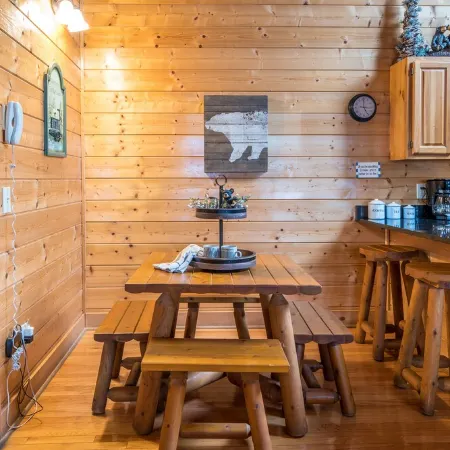 Bearadise City🐻 Loft Cabin w/ Mtn Views, Hot Tub, & Pool Table!