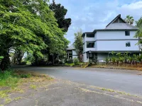 Studio in Hilo Center with Pool and Lake Views 鄰近希洛國際機場的酒店