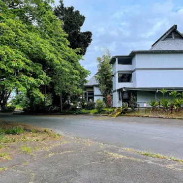 Studio in Hilo Center with Pool and Lake Views