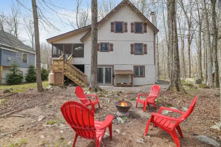 Welcome to House in the Trees in The Hideout!