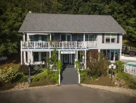 "  in Ground  Salt Water Pool    3 Bedrooms 2Baths "Sleeps 8   1st  Level. - Private Pool