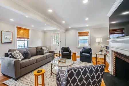 Historic 3 Bedroom Downtown Annapolis Townhome Отели рядом с достопримечательностью «Уильям Пака Хаус & Гарден»