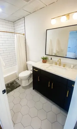 Downtown Stillwater Studio Apartment located upstairs