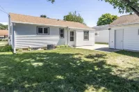 Bright Sunny Oneida St Comfortable 3 bed, 2 Bath Home 0.7 mile to Lambeau Field