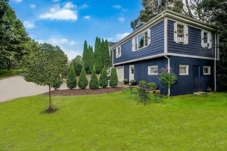 Super Cute & Cozy Apartment in Downtown Mystic!