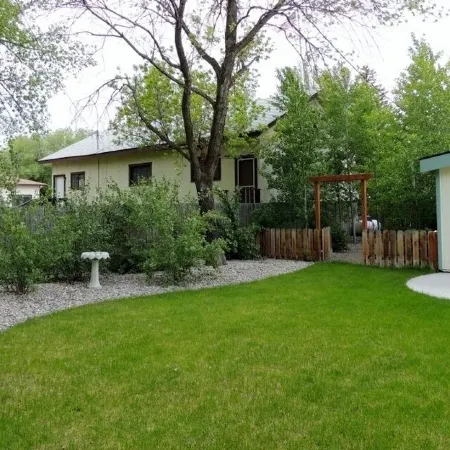 Immaculate, homey and perfectly located for your stay in downtown Ennis.