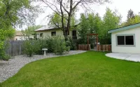 Immaculate, homey and perfectly located for your stay in downtown Ennis.