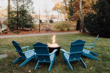 Hillside Hideaway: Full Family Home, 250 ft from the Lake Shore. Dog Friendly!