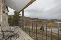 Stunning 3B/3B ski in/out mtn retreat w/ steam shower & Mountain View’s!