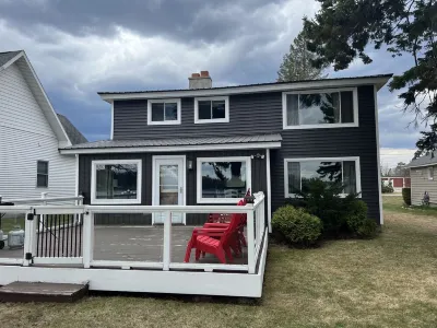 FAMILY FRIENDLY COTTAGE SLEEPS 12 !!! BEAUTIFULLY UPDATED 메노나쿠아 우즈 자연보호지역 주변 호텔