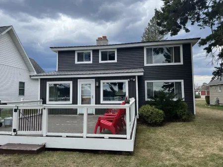 FAMILY FRIENDLY COTTAGE SLEEPS 12 !!! BEAUTIFULLY UPDATED Отели рядом с достопримечательностью «Заказник Менонаква Вудс»