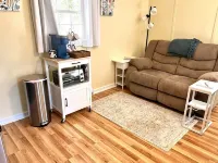 Historic Hilltop Guesthouse - Charming studio/cottage one block from downtown Hotele w: Laurel