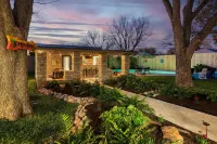 Poker Paradise & Pool Cabana - 15 min to Downtown Austin Hotels near Community First! Village